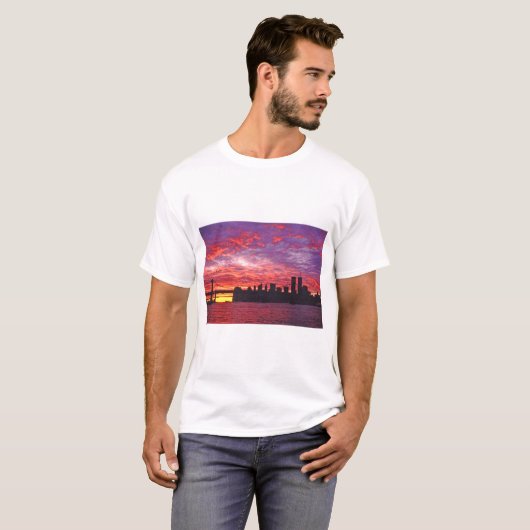 Ein brillanter Sonnenuntergang, Silhouette von Low T-Shirt (Vorne ganz)