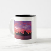 Ein brillanter Sonnenuntergang, Silhouette von Low Zweifarbige Tasse (Vorderseite Links)