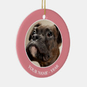 Ein Brindle Boxer Welpe, der neugierig nach oben s Keramikornament (Rechts)