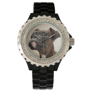 Ein Brindle Boxerwelpe, der oben neugierig schaut Armbanduhr