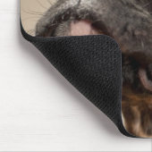 Ein Brindle Boxerwelpe, der oben neugierig schaut Mousepad (Ecke)