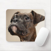 Ein Brindle Boxerwelpe, der oben neugierig schaut Mousepad (Mit Mouse)