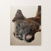 Ein Brindle Boxerwelpe, der oben neugierig schaut Puzzle (Vertikal)