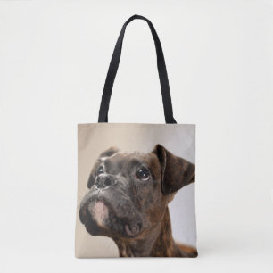 Ein Brindle Boxerwelpe, der oben neugierig schaut Tasche