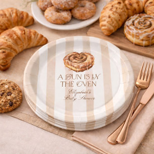 Ein Brötchen im Ofen Zimtrollen-Themen-Baby-Party Pappteller