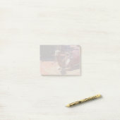 Ein Brown-Kamel, das mit Sattel und Decke Post-it Klebezettel (Auf Schreibtisch)