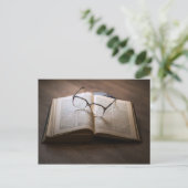 Ein Buch, eine Brillenkarte Postkarte (Stehend Vorderseite)