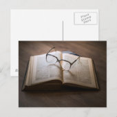 Ein Buch, eine Brillenkarte Postkarte (Vorne/Hinten)