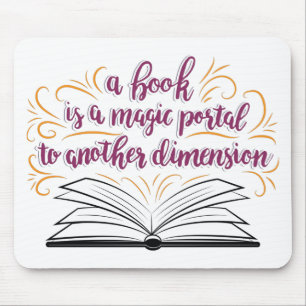 Ein Buch ist ein Zauberportal für eine andere Dime Mousepad