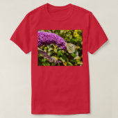 Ein Buddleia in voller Blüte mit grünem Weiß b T-Shirt (Design vorne)