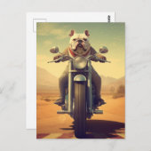 Ein Bulldogge fährt ein Motorrad in der Wüste Postkarte (Vorne/Hinten)