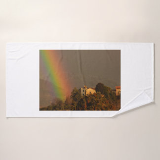 ein bunter Regenbogenbogen auf dem Badetuch Badehandtuch