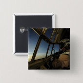 Ein C-130 Hercules Pilot scannt den Horizont Button (Vorne & Hinten)