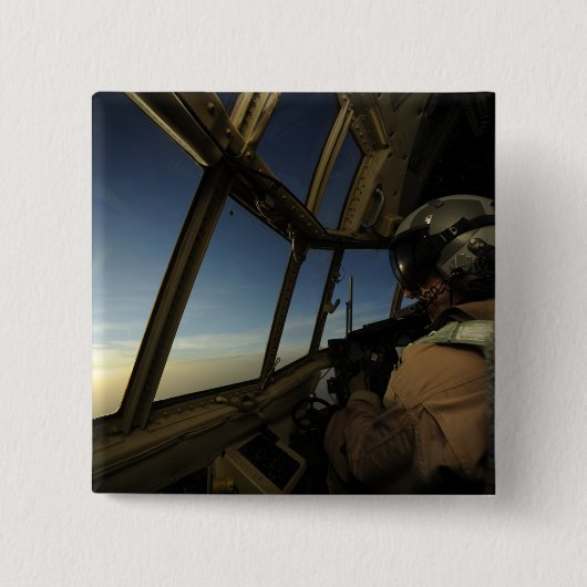 Ein C-130 Hercules Pilot scannt den Horizont Button (Vorderseite)