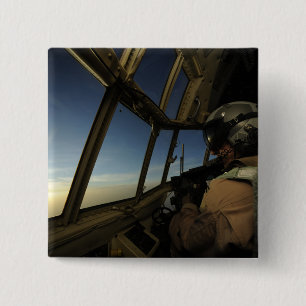 Ein C-130 Hercules Pilot scannt den Horizont Button
