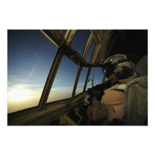 Ein C-130 Hercules Pilot scannt den Horizont Fotodruck
