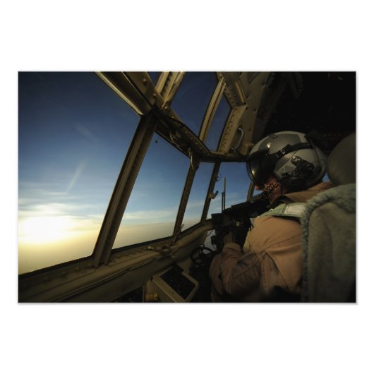 Ein C-130 Hercules Pilot scannt den Horizont Fotodruck (Vorne)