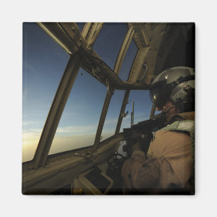 Ein C-130 Hercules Pilot scannt den Horizont Magnet