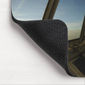 Ein C-130 Hercules Pilot scannt den Horizont Mousepad (Ecke)