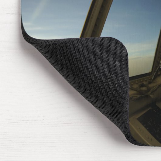 Ein C-130 Hercules Pilot scannt den Horizont Mousepad (Ecke)