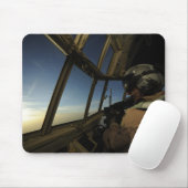Ein C-130 Hercules Pilot scannt den Horizont Mousepad (Mit Mouse)