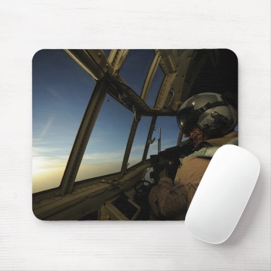 Ein C-130 Hercules Pilot scannt den Horizont Mousepad (Mit Mouse)