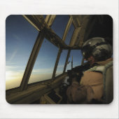 Ein C-130 Hercules Pilot scannt den Horizont Mousepad (Vorne)