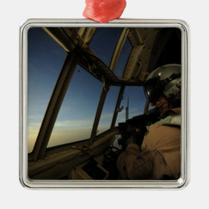 Ein C-130 Hercules Pilot scannt den Horizont Silbernes Ornament