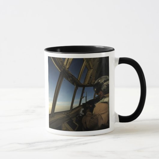 Ein C-130 Hercules Pilot scannt den Horizont Tasse (Rechts)