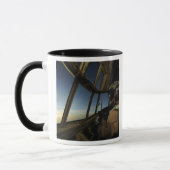 Ein C-130 Hercules Pilot scannt den Horizont Tasse (Links)