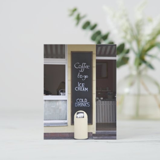 ein Café mit Kaffee zum Mitnehmen Postkarte (Stehend Vorderseite)