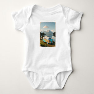 Ein Camping-Van, parkt von einem See mit einem Spi Baby Strampler