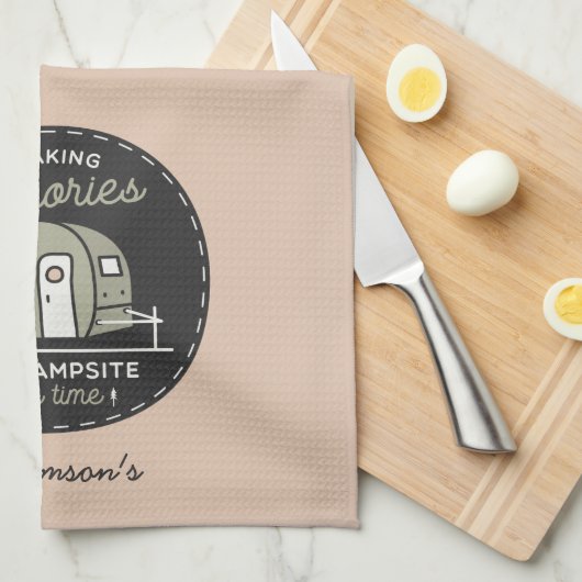 Ein Campingplatz in einem Personalisierten Camping Geschirrtuch (Viertel Falte)