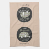 Ein Campingplatz in einem Personalisierten Camping Geschirrtuch (Vertikal)