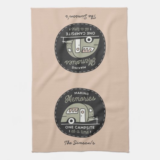 Ein Campingplatz in einem Personalisierten Camping Geschirrtuch (Vertikal)
