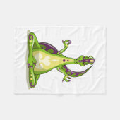 Ein Cartoon Iguanodon Dinosaurier, der Yoga macht. Fleecedecke (Vorderseite (Horizontal))