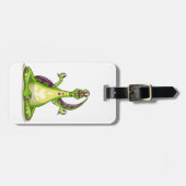 Ein Cartoon Iguanodon Dinosaurier, der Yoga macht. Gepäckanhänger (Vorderseite horizontal)