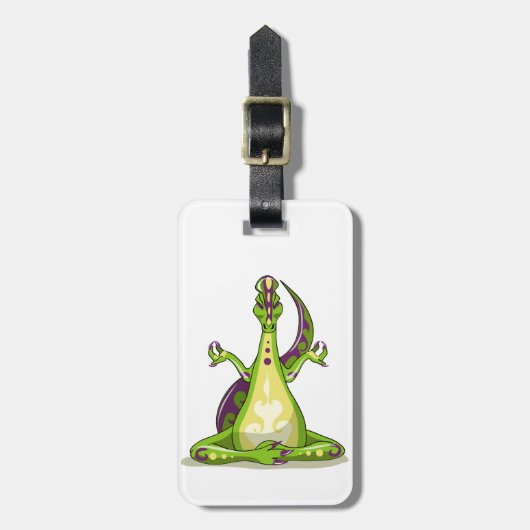 Ein Cartoon Iguanodon Dinosaurier, der Yoga macht. Gepäckanhänger (Vorderseite vertikal)