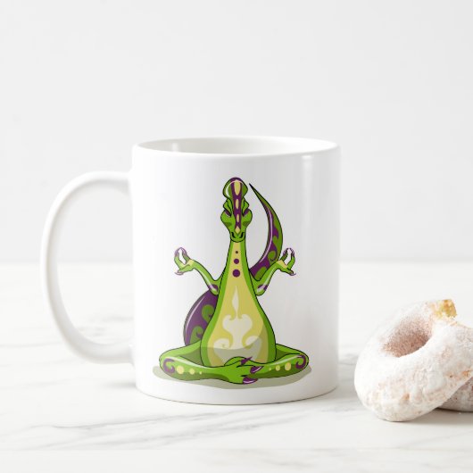 Ein Cartoon Iguanodon Dinosaurier, der Yoga macht. Kaffeetasse (Mit Donut)