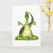 Ein Cartoon Iguanodon Dinosaurier, der Yoga macht. Karte (Gelbe Blume)