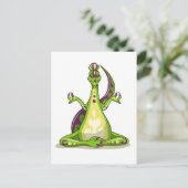 Ein Cartoon Iguanodon Dinosaurier, der Yoga macht. Postkarte (Stehend Vorderseite)