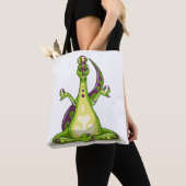 Ein Cartoon Iguanodon Dinosaurier, der Yoga macht. Tasche (Von Nahem)