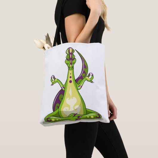 Ein Cartoon Iguanodon Dinosaurier, der Yoga macht. Tasche (Von Nahem)