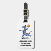 Ein Cartoon Iguanodon spielt Basketball. Gepäckanhänger (Vorderseite vertikal)