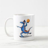 Ein Cartoon Iguanodon spielt Basketball. Kaffeetasse (Links)