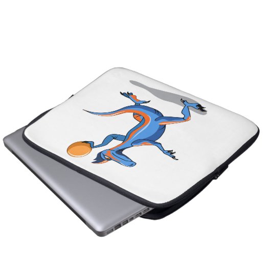 Ein Cartoon Iguanodon spielt Basketball. Laptopschutzhülle (Vorne Knopf)