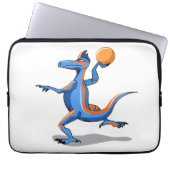 Ein Cartoon Iguanodon spielt Basketball. Laptopschutzhülle (Vorderseite)