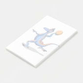 Ein Cartoon Iguanodon spielt Basketball. Post-it Klebezettel (angewinkelt)