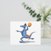 Ein Cartoon Iguanodon spielt Basketball. Postkarte (Stehend Vorderseite)