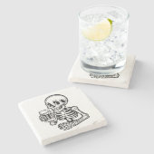 Ein Cartoon-Skelett, das eine Bier-Tasse hält Steinuntersetzer (Seitenansicht)